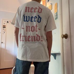 VINTAGE HIGH 90’S NEED WEED NOT FRIENDS WHITE PINK AND BLUE TEE